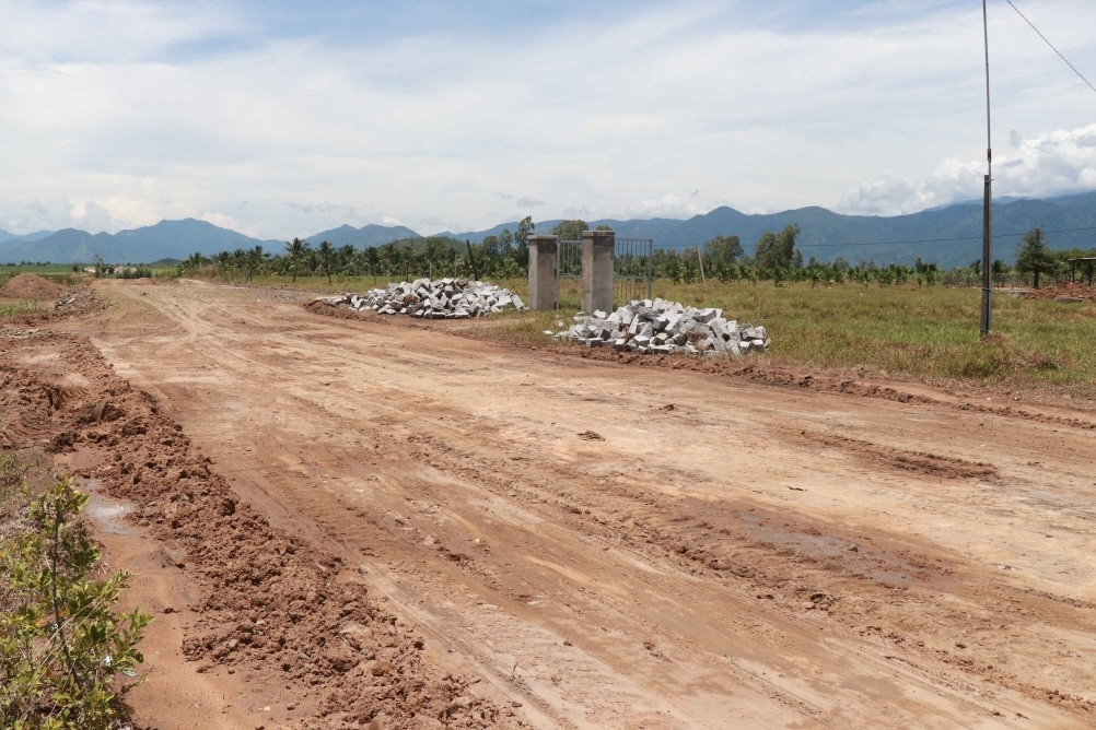 Người dân tập kết vật liệu xây dựng, trồng cây lâu năm tại dự án cao tốc Khánh Hòa - Buôn Ma Thuột đã bị chính quyền địa phương ngăn chặn. Ảnh: Đ.T. Người dân tập kết vật liệu xây dựng, trồng cây lâu năm tại dự án cao tốc Khánh Hòa - Buôn Ma Thuột đã bị chính quyền địa phương ngăn chặn. Ảnh: Đ.T.