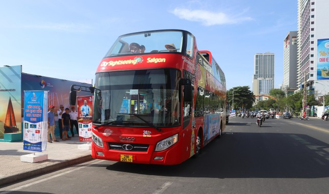 Xe buýt 2 tầng chở du khách tham quan Nha Trang năm 2022.