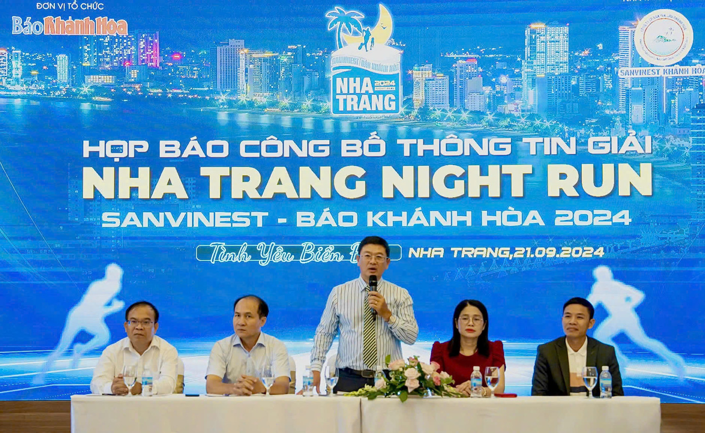 Ông Lê Hoàng Triều - Phó Tổng Biên tập phụ trách Báo Khánh Hòa, Trưởng Ban tổ chức Giải “Nha Trang Night Run Sanvinest - Báo Khánh Hòa 2024”, giải đáp thắc mắc của phóng viên.