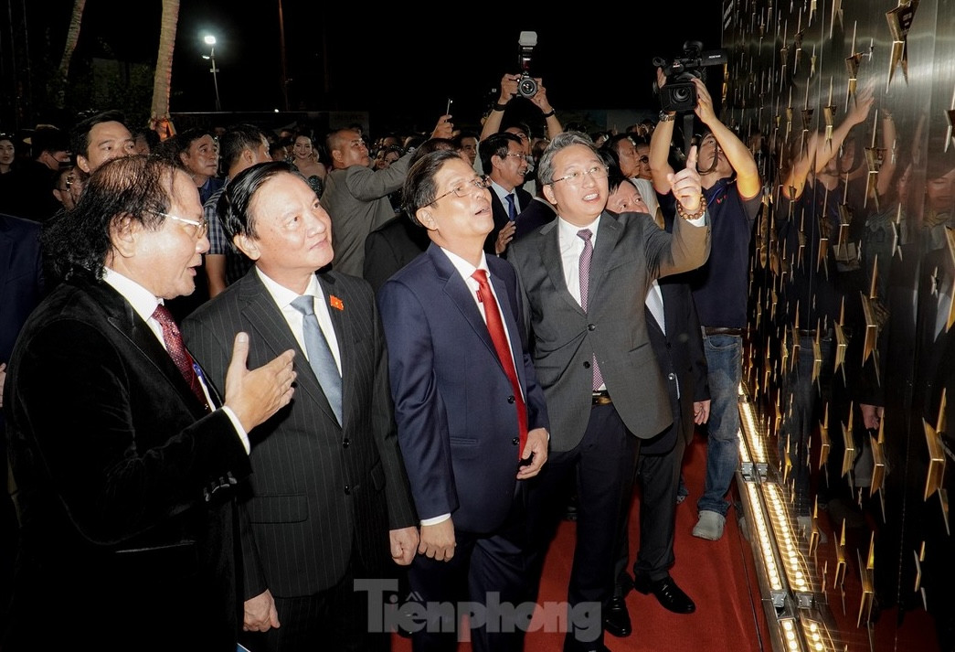 Đại biểu đến xem Bức tường danh vọng tại lễ trao giải Cánh diều Vàng 2023. Ảnh: Xuân Hoát.