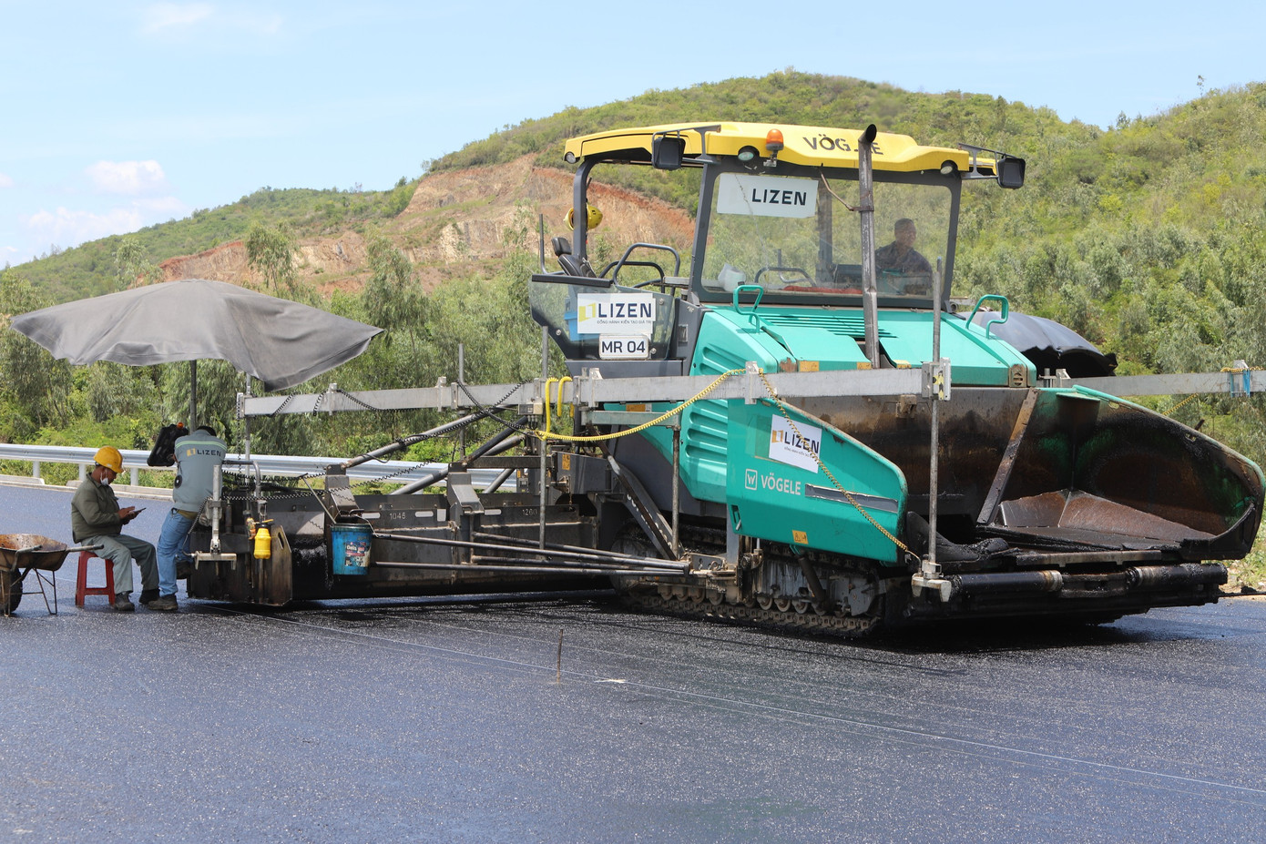 Ông Đặng Văn Dũng - Giám đốc điều hành dự án cao tốc Vân Phong - Nha Trang - cho biết: Toàn dự án cơ bản đạt kế hoạch đề ra, các nhà thầu có nhiều cố gắng trong công tác triển khai thi công, bám sát tiến độ thi công điều chỉnh, với mục tiêu phấn đấu cơ bản hoàn thành trước 30/4/2025.