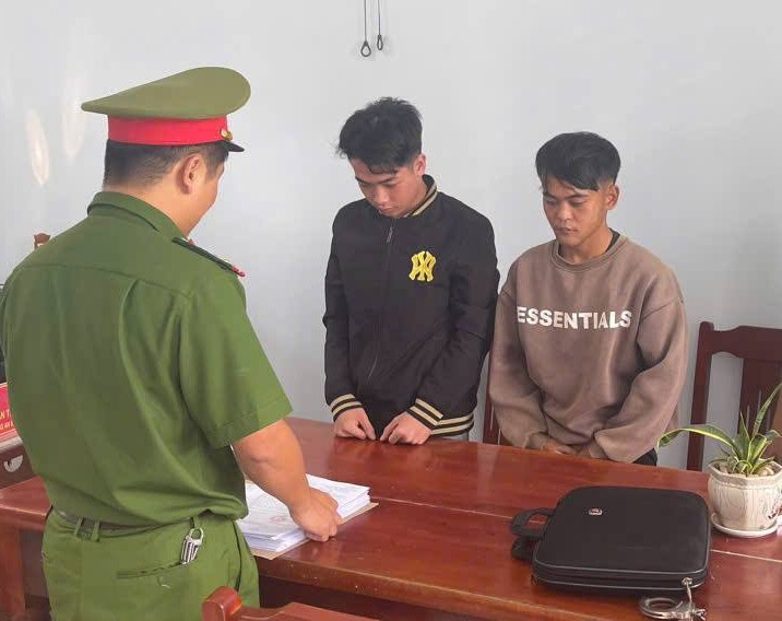 Công an huyện Thuận Nam đọc lệnh khởi tố, bắt giam Chường và Lâm. Ảnh: CACC.