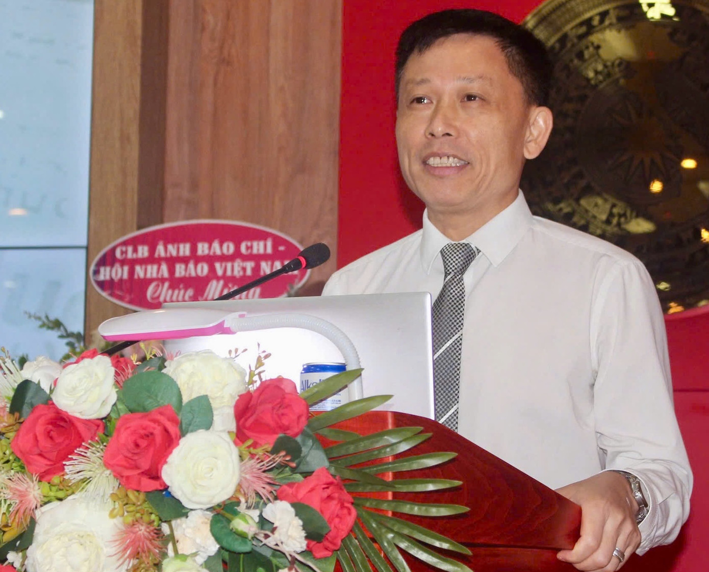 PGS.TS Nguyễn Thành Lợi - Ủy viên BCH Hội Nhà báo Việt Nam, Tổng Biên tập báo Kinh tế và Đô thị trình bày tham luận tại hội thảo. PGS.TS Nguyễn Thành Lợi - Ủy viên BCH Hội Nhà báo Việt Nam, Tổng Biên tập báo Kinh tế và Đô thị trình bày tham luận tại hội thảo.