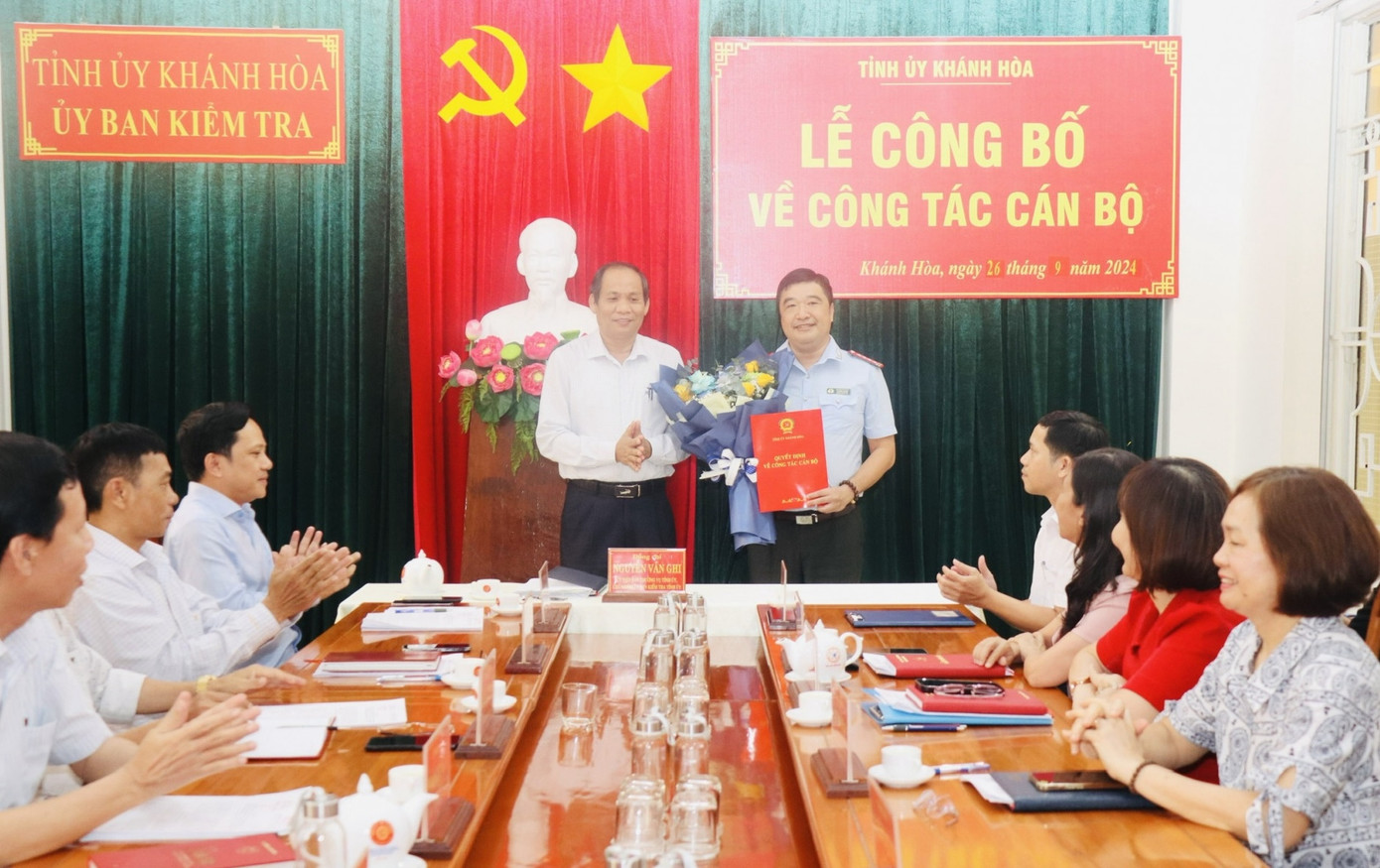 Chủ nhiệm UBKT Tỉnh ủy Khánh Hòa Nguyễn Văn Ghi trao quyết định cho ông Tạ Hồng Quang (ảnh phải). Nguồn ảnh: Xuân Thành/Báo Khánh Hòa. Chủ nhiệm UBKT Tỉnh ủy Khánh Hòa Nguyễn Văn Ghi trao quyết định cho ông Tạ Hồng Quang (ảnh phải). Nguồn ảnh: Xuân Thành/Báo Khánh Hòa.