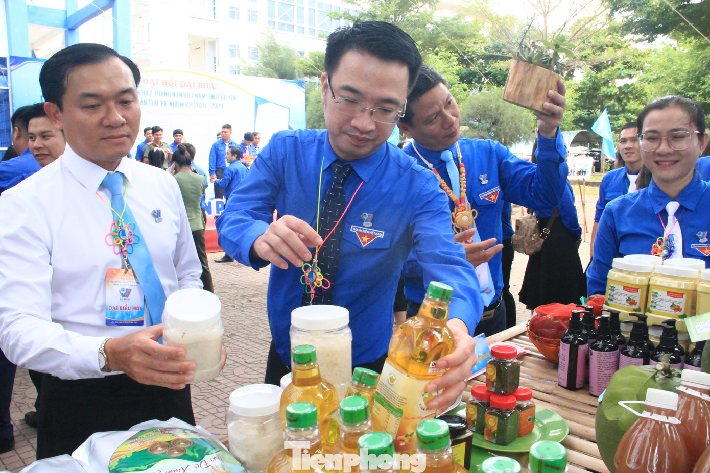 Anh Nguyễn Tường Lâm (giữa) xem các sản phẩm của Hội LHTN Việt Nam tỉnh Phú Yên. Anh Nguyễn Tường Lâm (giữa) xem các sản phẩm của Hội LHTN Việt Nam tỉnh Phú Yên.