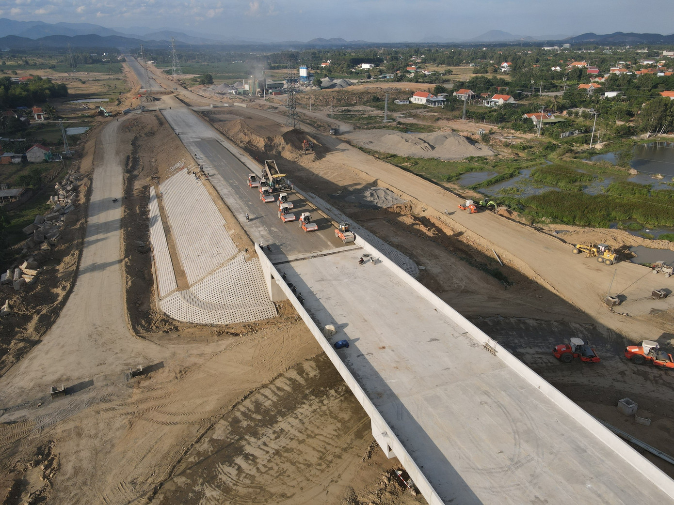 Quá trình thực hiện dự án gặp khó khăn về giải phóng mặt bằng, nhưng vấn đề này đã được giải quyết. Dọc tuyến có 2.774 hộ đã bàn giao mặt bằng cho đơn vị thi công, đạt 100%. Đến thời điểm hiện tại, hoàn thành thi công 6/6 khu tái định cư và đã tổ chức phân lô, bốc thăm cho các hộ dân.