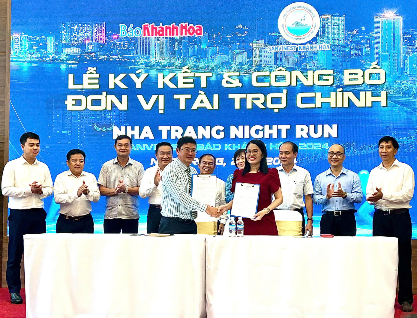 Lãnh đạo Báo Khánh Hòa và lãnh đạo Công ty Cổ phần Nước giải khát Yến sào Khánh Hòa ký kết hợp đồng tài trợ giải.