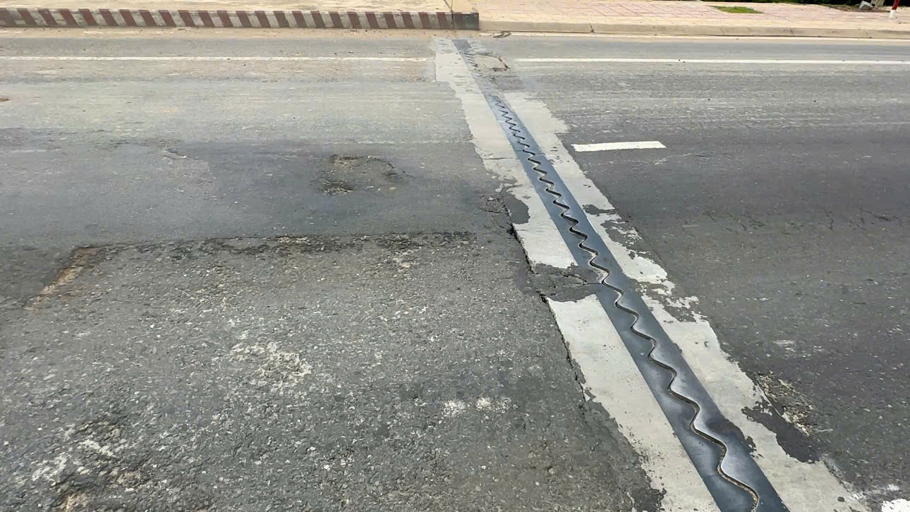 Mặt cầu Bà Bường loang lỗ, xuất hiện nhiều vết nứt.