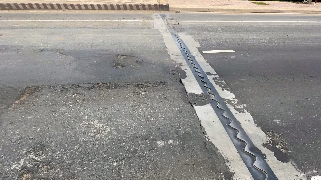 Mặt cầu Bà Bường loang lỗ, xuất hiện nhiều vết nứt.