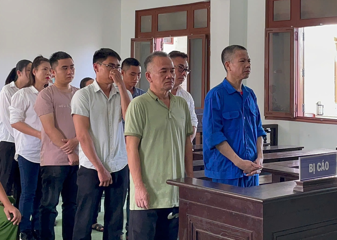 Nhóm nhân viên, cán bộ đăng kiểm ở Phú Yên nghe HĐXX tuyên án. Ảnh: Thế Minh. Nhóm nhân viên, cán bộ đăng kiểm ở Phú Yên nghe HĐXX tuyên án. Ảnh: Thế Minh.