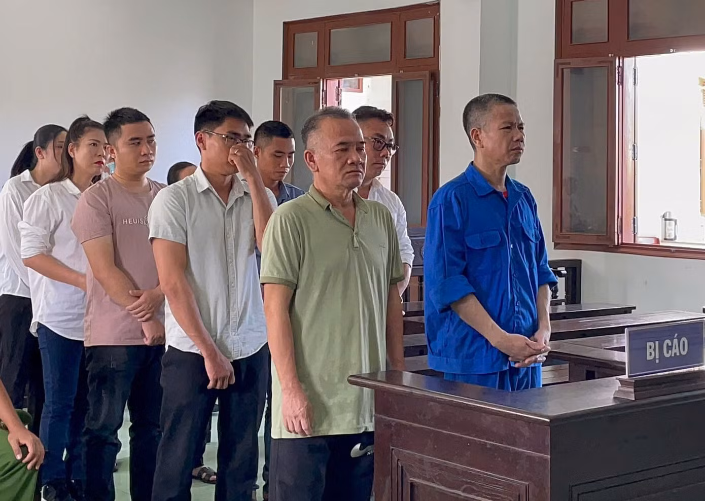Nhóm nhân viên, cán bộ đăng kiểm ở Phú Yên nghe HĐXX tuyên án. Ảnh: Thế Minh. Nhóm nhân viên, cán bộ đăng kiểm ở Phú Yên nghe HĐXX tuyên án. Ảnh: Thế Minh.