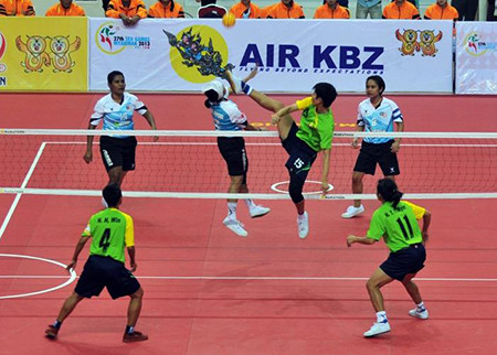 Pha cản bóng ở trận đấu cầu môn mây nữ . Pha cản bóng ở trận đấu cầu môn mây nữ