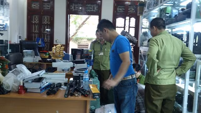 Lực lượng chức năng kiểm đếm số hàng hóa của Cty Thái Thắng