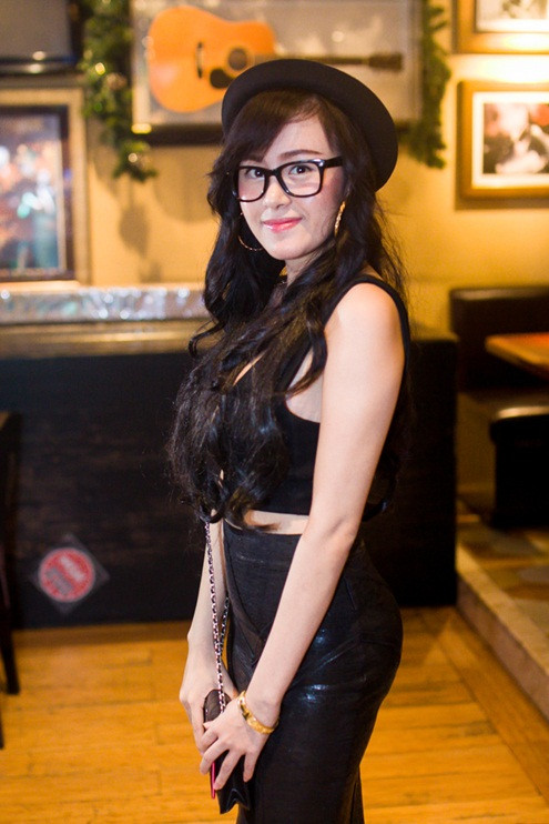 Chiều 10/12, Bà Tưng xuất hiện tại một sự kiện công nghệ dành cho teen. Hot girl mang nhiều tai tiếng của cộng đồng mạng chọn bộ váy da màu đen không quá gợi cảm nhưng vẫn khoe được sự quyến rũ và nữ tính