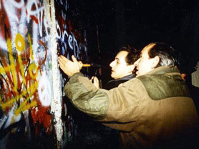 Chàng thanh niên Sarkozy(người đứng phía trong) đang ký tên lên bức tường Berlin được đăng trên trang web cá nhân