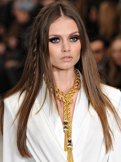 Tóc thả rẽ ngôi hai bên . Tóc thả để ngôi hai bên