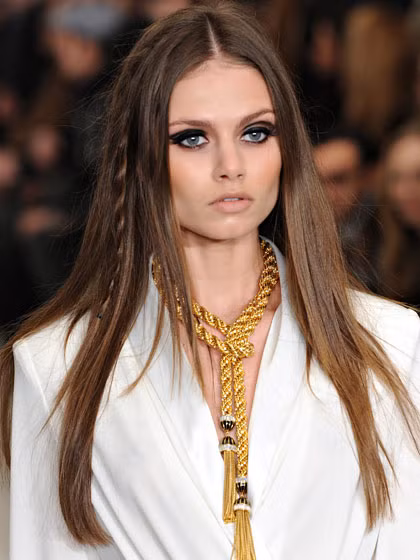 Tóc thả rẽ ngôi hai bên . Tóc thả để ngôi hai bên