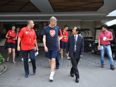 Ông Nguyễn Lân Trung, PCT LĐBĐ Việt Nam tháp tùng ông Wenger