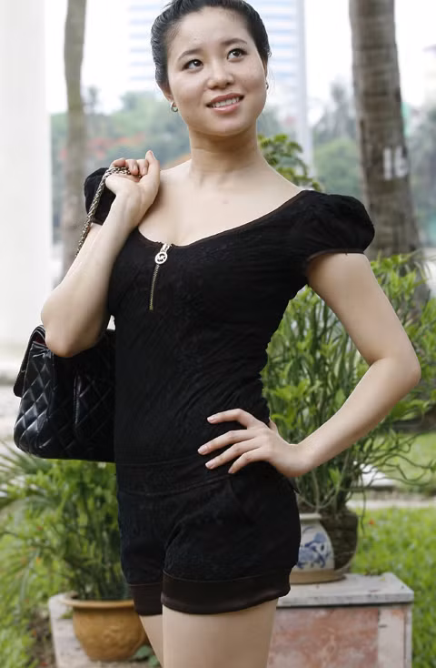 Cô em là Phạm Thị Loan, 22 tuổi đã tốt nghiệp Trường Cao đẳng Sư phạm Trung ương. Cô cao 164cm, nặng 50kg, chỉ số hình thể 85-62-90.