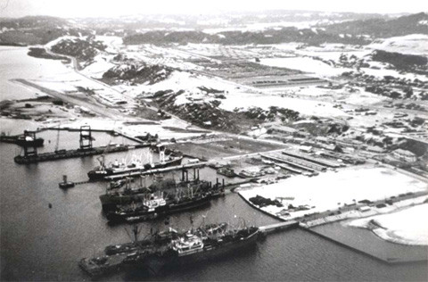 Cuối những năm 1970, phía Liên Xô đã có những thỏa thuận với Việt Nam về việc thuê cảng Cam Ranh. Ngày 2/5/1979, Chính phủ Liên bang CHXHCN Xô Viết và Chính phủ nước CHXHCN Việt Nam đã ký hiệp định về việc sử dụng Cam Ranh làm Trạm cung ứng vật tư kỹ thuật cho Hạm đội Thái Bình Dương của quân đội Liên Xô trong 25 năm. Trong ảnh là một góc căn cứ Cam Ranh thời Liên Xô đồn trú.