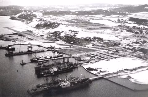 Cuối những năm 1970, phía Liên Xô đã có những thỏa thuận với Việt Nam về việc thuê cảng Cam Ranh. Ngày 2/5/1979, Chính phủ Liên bang CHXHCN Xô Viết và Chính phủ nước CHXHCN Việt Nam đã ký hiệp định về việc sử dụng Cam Ranh làm Trạm cung ứng vật tư kỹ thuật cho Hạm đội Thái Bình Dương của quân đội Liên Xô trong 25 năm. Trong ảnh là một góc căn cứ Cam Ranh thời Liên Xô đồn trú.