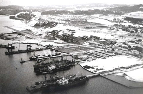 Cuối những năm 1970, phía Liên Xô đã có những thỏa thuận với Việt Nam về việc thuê cảng Cam Ranh. Ngày 2/5/1979, Chính phủ Liên bang CHXHCN Xô Viết và Chính phủ nước CHXHCN Việt Nam đã ký hiệp định về việc sử dụng Cam Ranh làm Trạm cung ứng vật tư kỹ thuật cho Hạm đội Thái Bình Dương của quân đội Liên Xô trong 25 năm. Trong ảnh là một góc căn cứ Cam Ranh thời Liên Xô đồn trú.