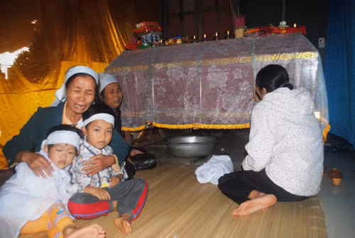 Bà Nhàn ôm 2 đứa cháu vào lòng, than khóc vật vã