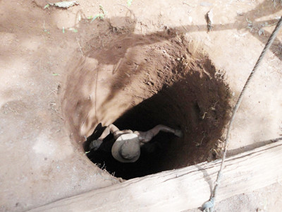 Anh Ma Vin xuống giếng bắt đầu công việc Ảnh: V.T