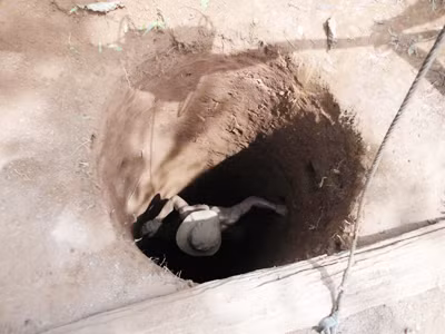 Anh Ma Vin xuống giếng bắt đầu công việc Ảnh: V.T