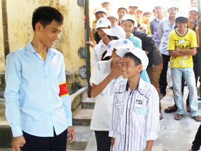 Học viên Trung tâm 05-06 chia sẻ với thanh niên chậm tiến (mũ trắng)