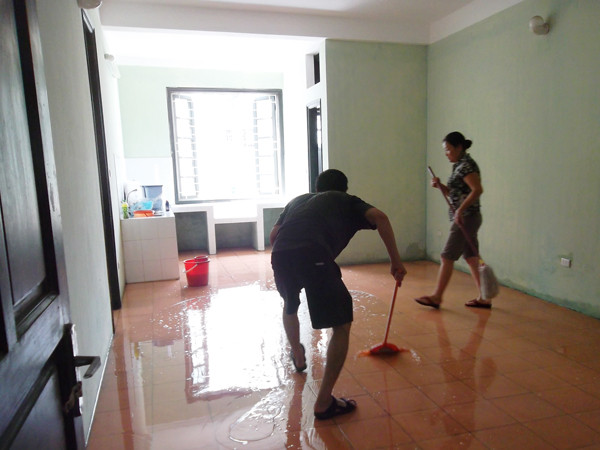 Các hộ dân lau dọn nhà cửa tại phòng ở tạm