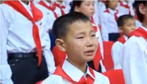 Một em vừa chào cờ vừa khóc