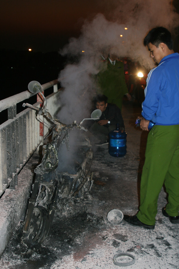 Đến gần 18 giờ, lực lượng chức năng mới dập tắt được lửa, chiếc xe chỉ còn lại khung sắt. sagvsga