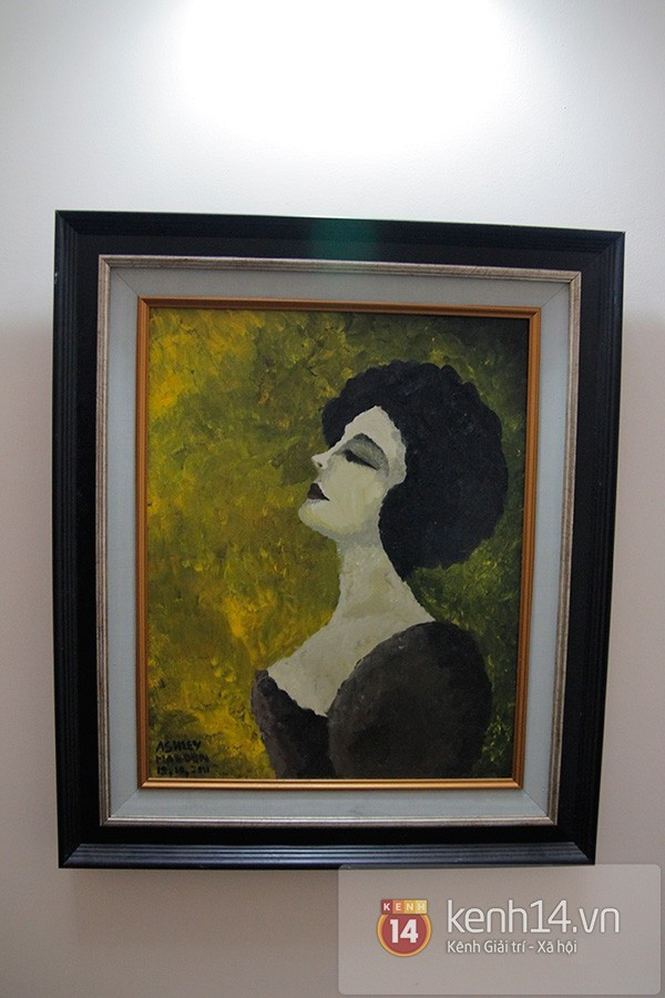 Hoàng Hậu còn có năng khiếu vẽ tranh dù chưa chính thức học qua trường lớp nào. Hoàng Hậu còn có năng khiếu vẽ tranh dù chưa chính thức học qua trường lớp nào. Bài viết: http://news.zing.vn/Chi-em-sinh-doi-co-tai-lam-do-handmade-xinh-xan-post356056.html#home_cate.tinphu Nguồn Zing News