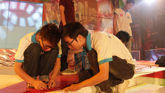 Đội Trường ĐH Kinh tế TP.HCM chuẩn bị những khâu cuối cùng cho phần thi SV Tivi. ẢNh: Phước Tuần 