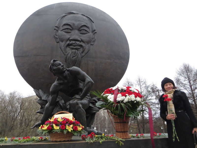 Ai cũng muốn có một tấm ảnh riêng trước tượng đài Bác ở xứ người