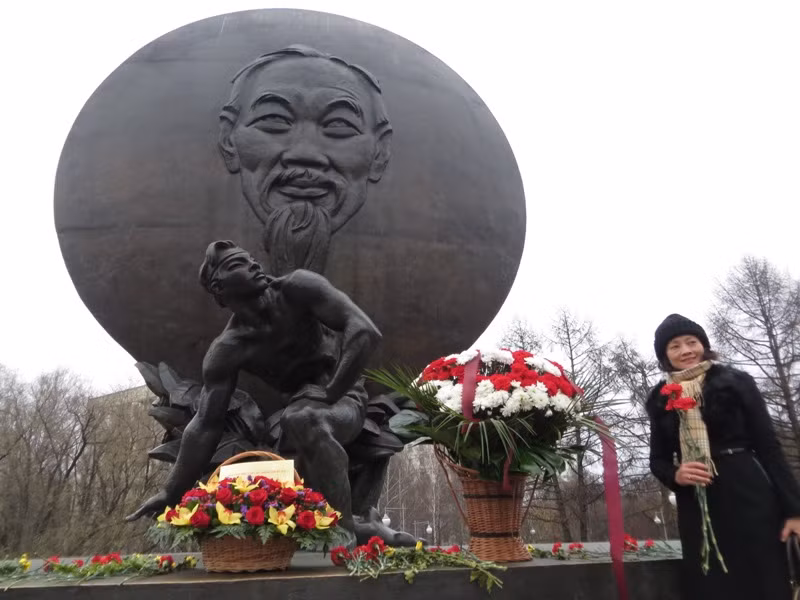 Ai cũng muốn có một tấm ảnh riêng trước tượng đài Bác ở xứ người