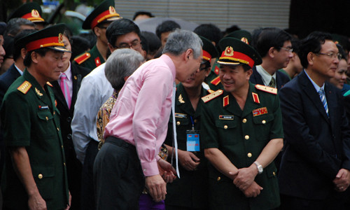 Thủ tướng Singapore Lý Hiển Long trao đổi với Trung tướng Mai Quang Phấn, Phó chủ nhiệm Tổng cục chính trị (phải ảnh)