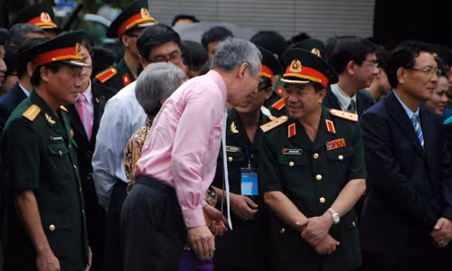 Thủ tướng Singapore Lý Hiển Long trao đổi với Trung tướng Mai Quang Phấn, Phó chủ nhiệm Tổng cục chính trị (phải ảnh)