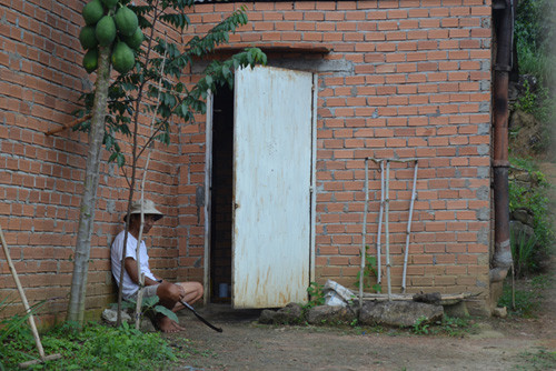 Ông Minh tiếp tục ngồi canh cửa vào nhà. Ông Minh tiếp tục ngồi canh cửa vào nhà