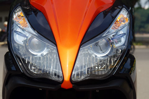 Cụm đèn trước kích thước lớn, tâm điểm là 2 đèn projector