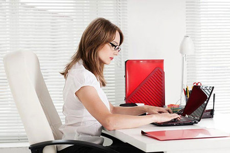 Ngồi lâu, ít vận động, công việc căng thẳng... là những yếu tố dễ khiến bạn mắc bệnh tim - (Ảnh minh họa)