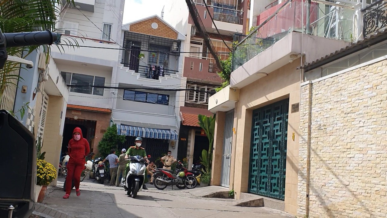 Cơ quan chức năng phong tỏa con hẻm trên đường Bà Hom - nơi cháu bé tử vong nghi bị bạo hành. Ảnh: CTV Cơ quan chức năng phong tỏa con hẻm trên đường Bà Hom - nơi cháu bé tử vong nghi bị bạo hành. Ảnh: CTV