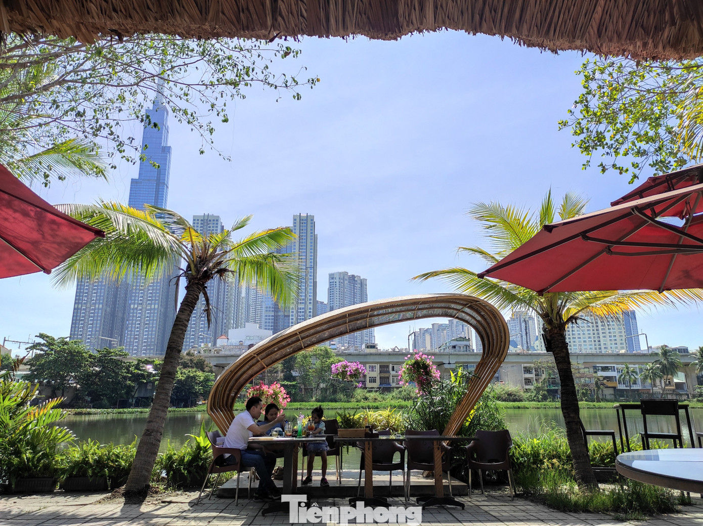 Bên bờ hồ phía khu du lịch Văn Thánh có các quán cà phê, nhà hàng ẩm thực với khung cảnh đẹp là địa điểm check-in lý tưởng. Bên bờ hồ phía khu du lịch Văn Thánh có các quán cà phê, nhà hàng ẩm thực với khung cảnh đẹp là địa điểm check-in lý tưởng.