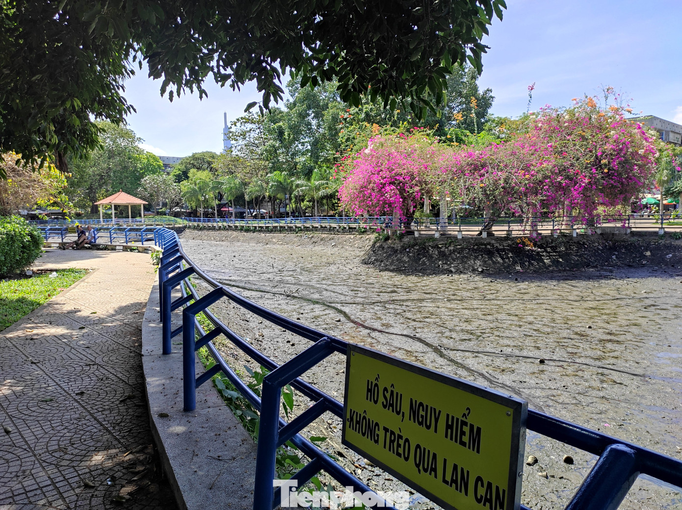 Mực nước trong hồ điều tiết nước ở công viên Thanh Đa thường xuyên thay đổi theo con nước hằng ngày. Mực nước trong hồ điều tiết nước ở công viên Thanh Đa thường xuyên thay đổi theo con nước hằng ngày.