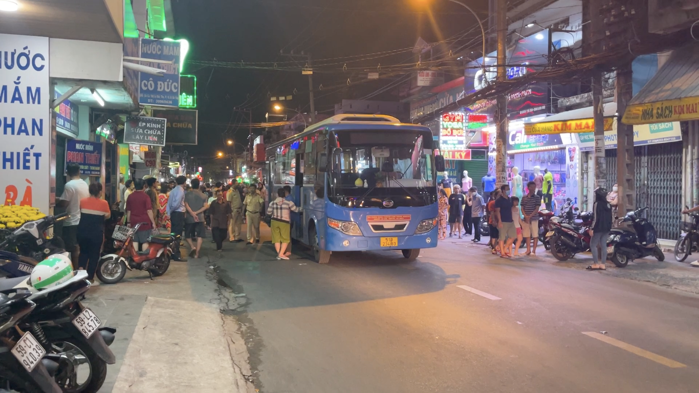 Giao thông qua khu vực được phong tỏa tạm thời để phục vụ công tác xử lý hiện trường vụ tai nạn. Giao thông qua khu vực được phong tỏa tạm thời để phục vụ công tác xử lý hiện trường vụ tai nạn.