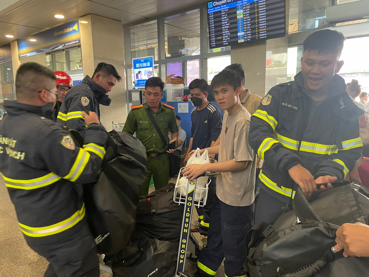 Ngay sau khi nhận nhiệm vụ, 5 cán bộ chiến sĩ đã lập tức ra sân bay Tân Sơn Nhất để lên đường làm nhiệm vụ. Ảnh: PC07 cung cấp Ngay sau khi nhận nhiệm vụ, 5 cán bộ chiến sĩ đã lập tức ra sân bay Tân Sơn Nhất để lên đường làm nhiệm vụ. Ảnh: PC07 cung cấp