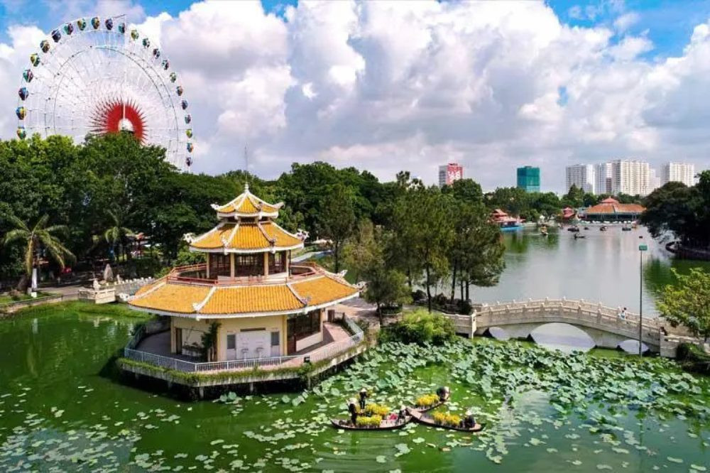 Diện tích Công viên Văn hóa Đầm Sen là 50ha với 60% diện tích là cây xanh, 20% là diện tích nước và các đầm sen tự nhiên lớn, phần diện tích còn lại (20%) dành cho các loại hình vui chơi, giải trí hiện đại. Ảnh: Công viên Văn hóa Đầm Sen Diện tích Công viên Văn hóa Đầm Sen là 50ha với 60% diện tích là cây xanh, 20% là diện tích nước và các đầm sen tự nhiên lớn, phần diện tích còn lại (20%) dành cho các loại hình vui chơi, giải trí hiện đại. Ảnh: Công viên Văn hóa Đầm Sen