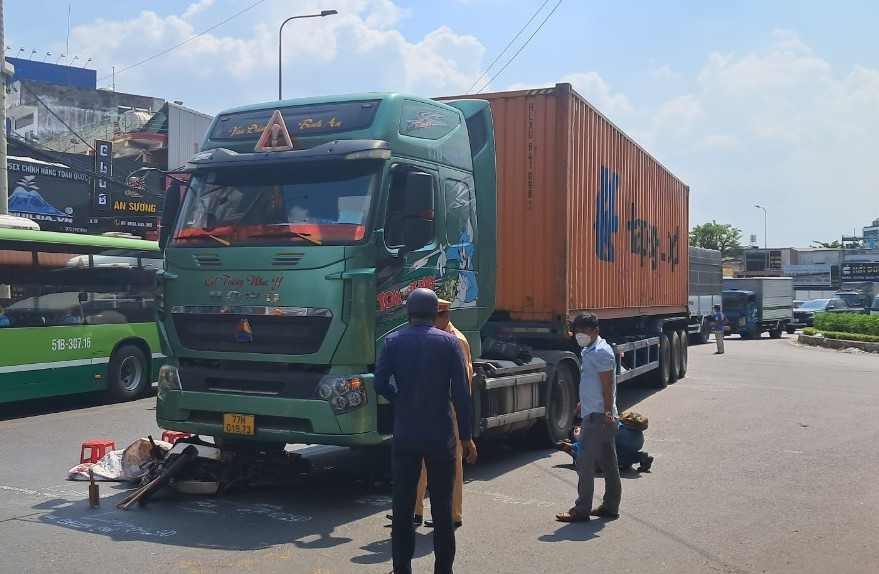 Hiện trường vụ tai nạn khiến người đàn ông tử vong dưới gầm xe đầu kéo ở TPHCM. Ảnh: CTV Hiện trường vụ tai nạn khiến người đàn ông tử vong dưới gầm xe đầu kéo ở TPHCM. Ảnh: CTV