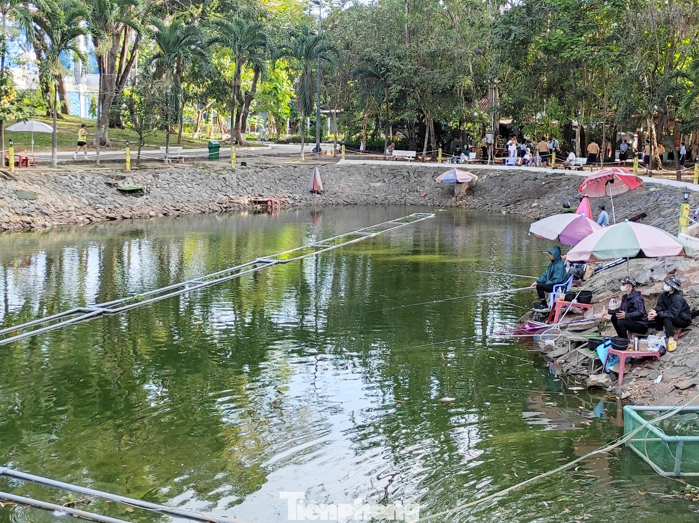 Hiện tại hồ nước trong công viên Lê Thị Riêng là điểm đến yêu thích của các "cần thủ". Hiện tại hồ nước trong công viên Lê Thị Riêng là điểm đến yêu thích của các "cần thủ".